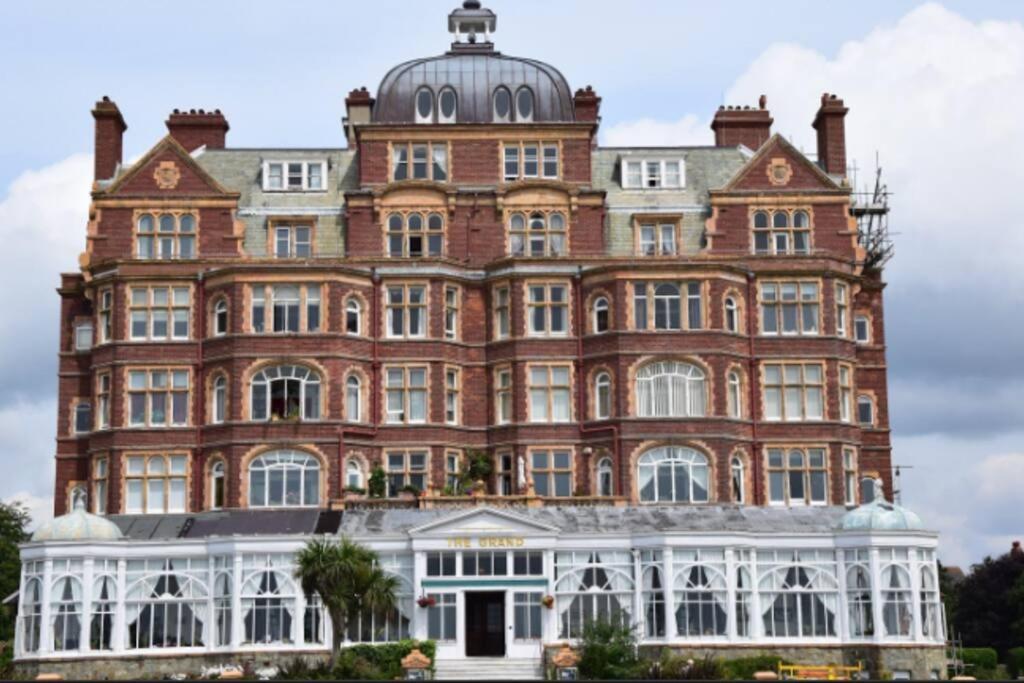 Beautifully Appointed, Period Seaside Apartment 福克斯通 外观 照片