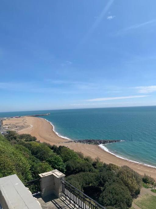 Beautifully Appointed, Period Seaside Apartment 福克斯通 外观 照片